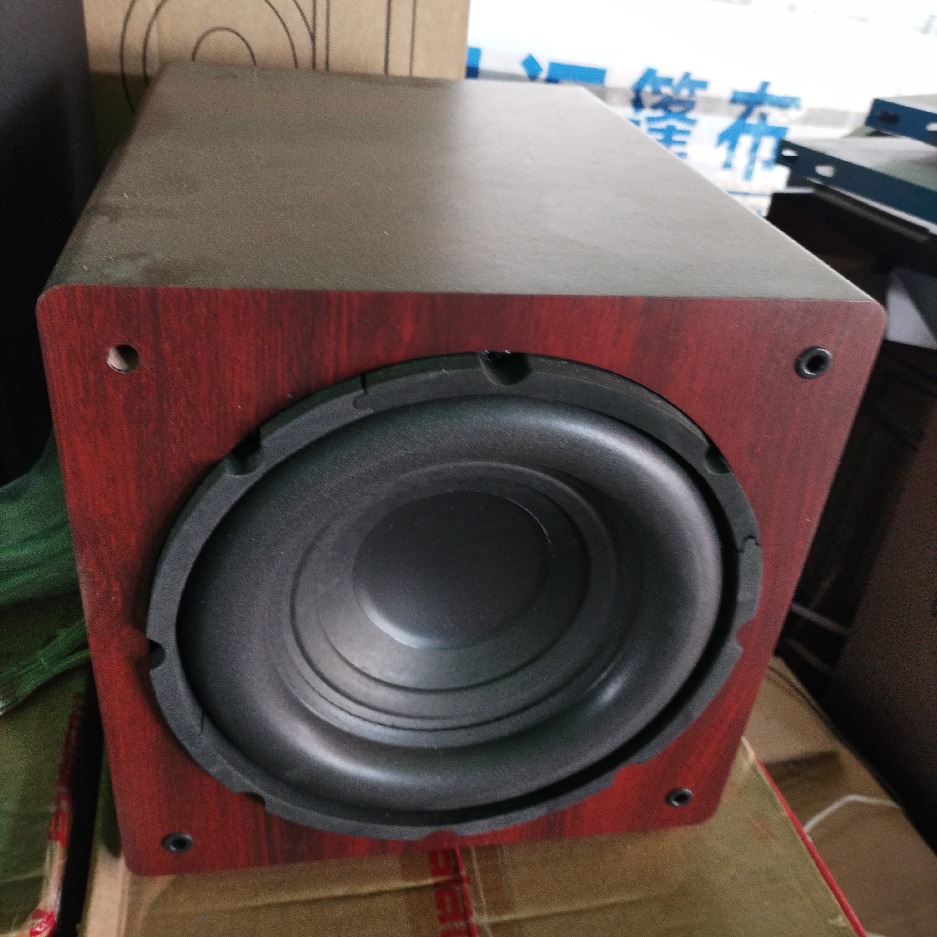 准新品  10寸无源低音炮一个。120W左右的功率。配网罩配音箱线