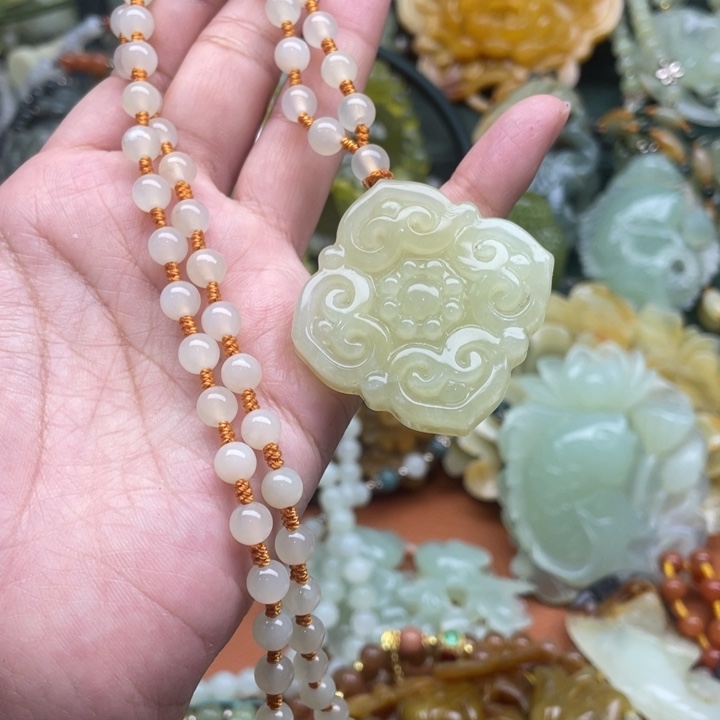 蛇纹石玉吊坠合金