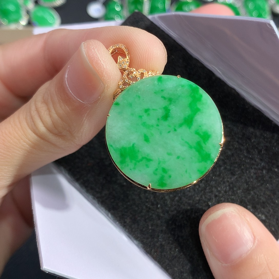 翡翠吊坠(赠链)18K金镶嵌