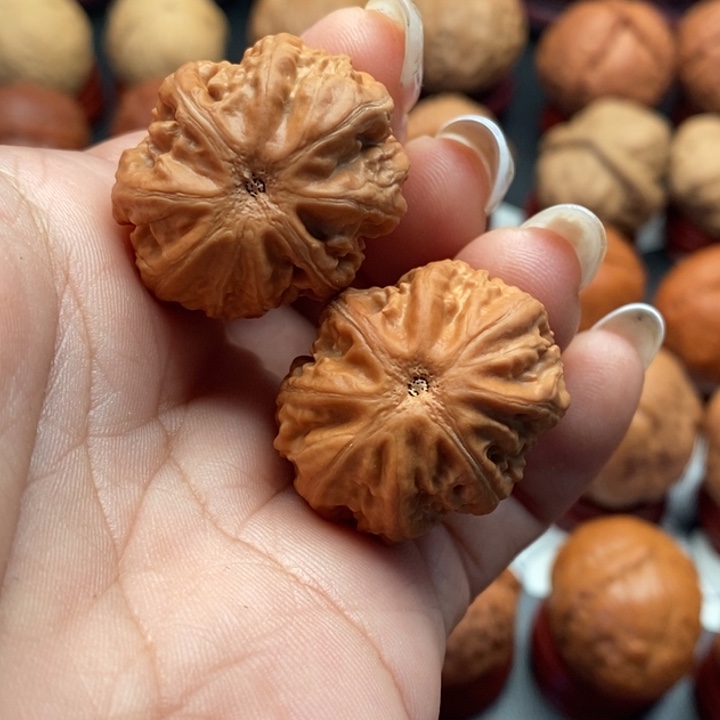 余***七核桃精品玩核桃手捻小宫灯