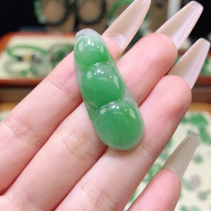 石英质玉（非洲翠）未镶嵌颈饰