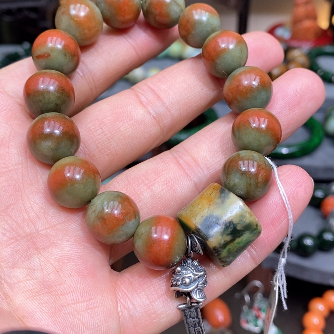 翡翠手链未镶嵌?**?漂亮美眉