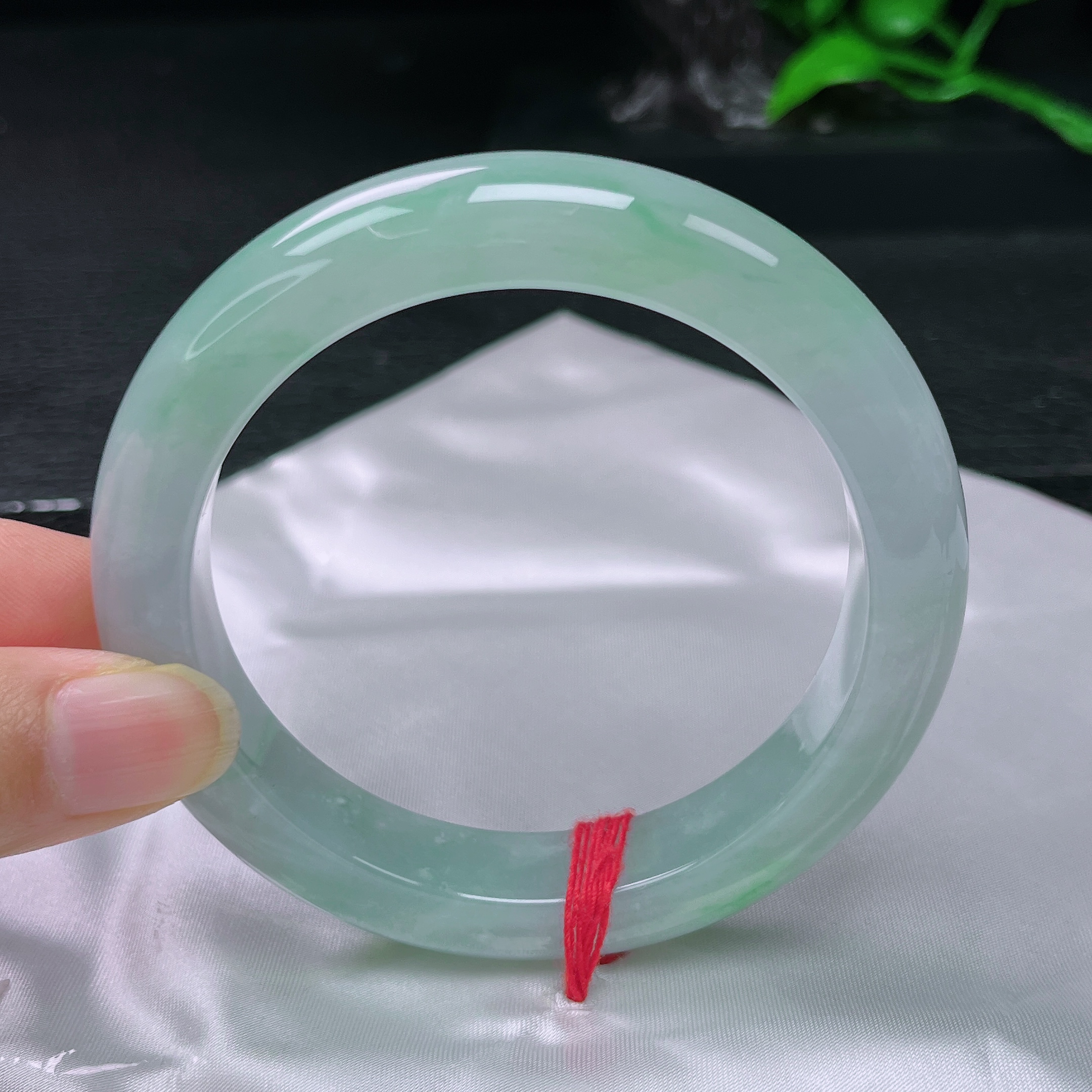 天然缅甸A货翡翠手镯59-60圈老坑冰飘绿，尺寸：60-12.7-9.7。 女款