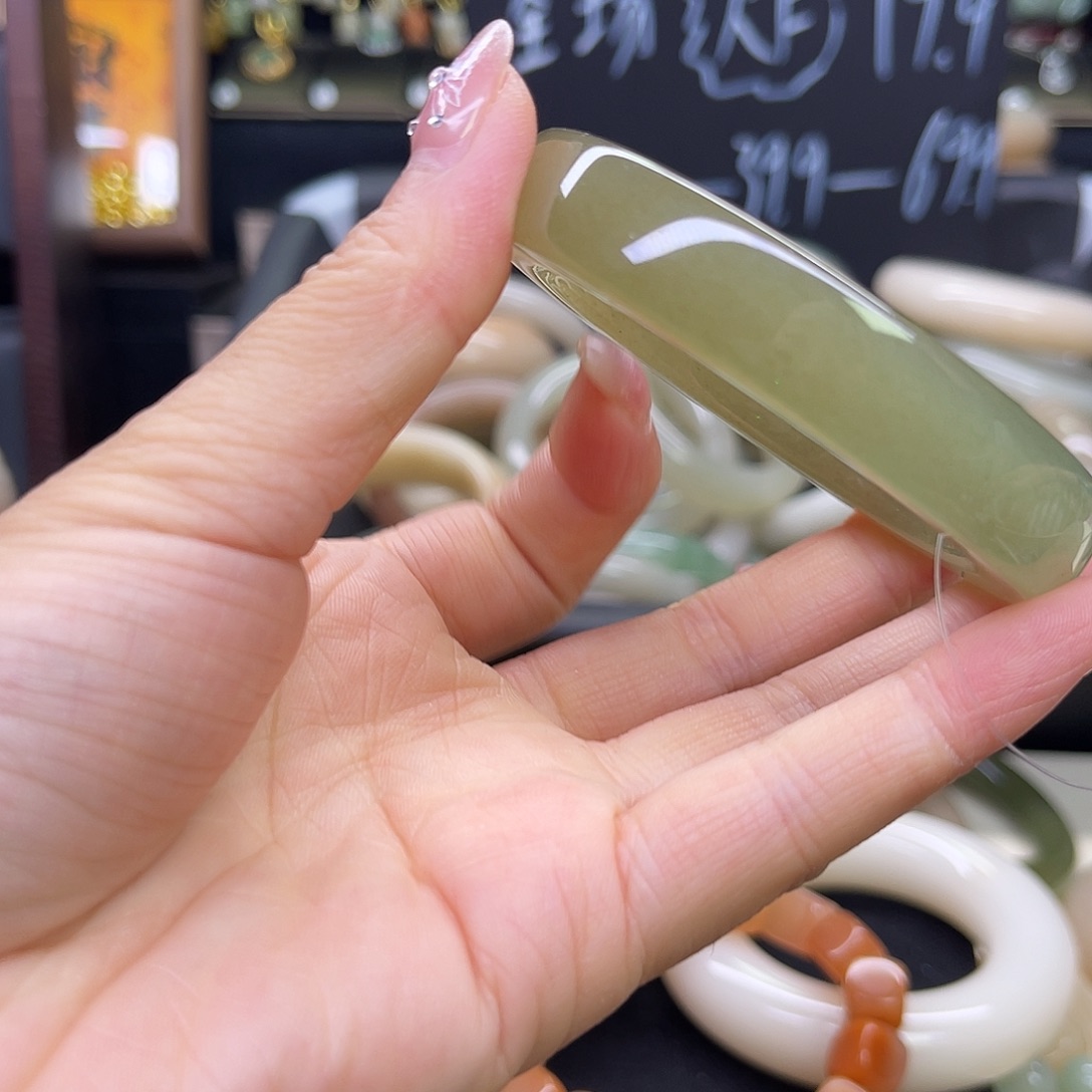 小***中石英岩玉未镶嵌手镯