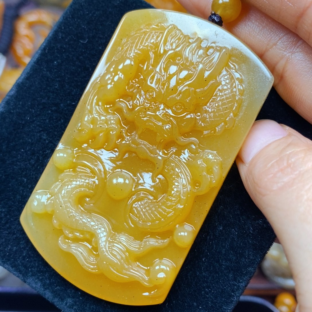 未镶嵌石英质玉（黄龙玉）颈饰