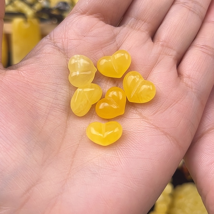 琥珀未镶嵌颈饰琥珀，多样性发其一