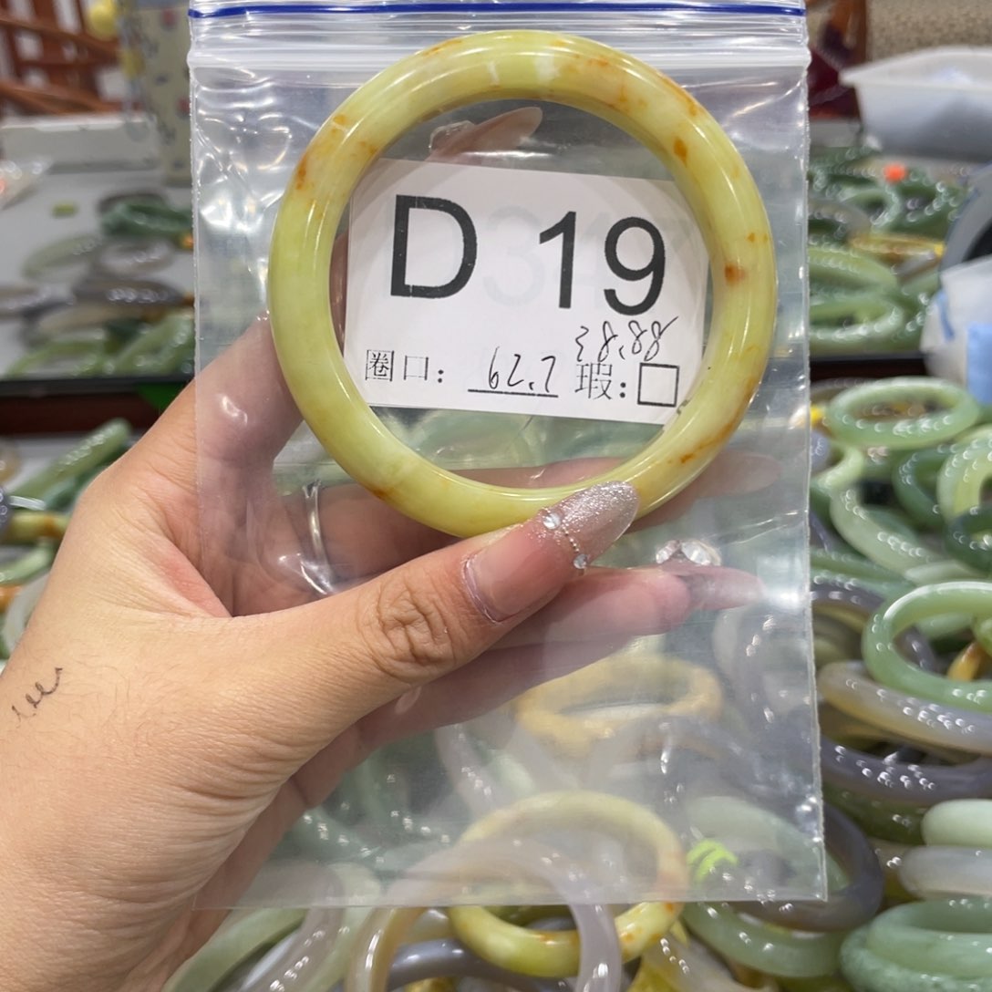 未镶嵌蛇纹石玉颈饰泊**雪