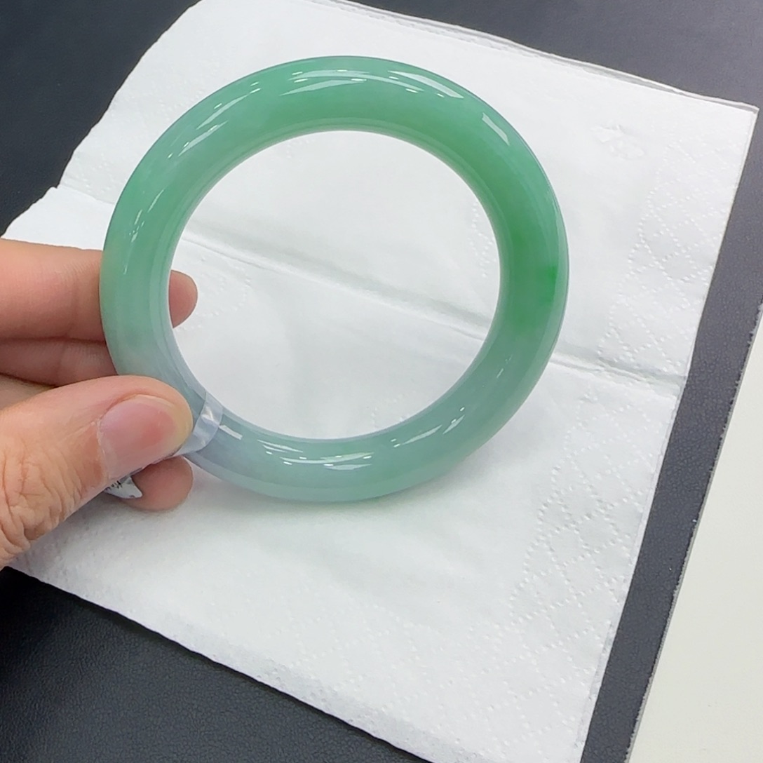 翡翠手镯未镶嵌翡翠手镯