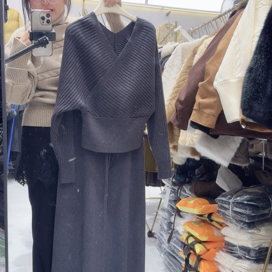 灰色的针织套装很好穿
