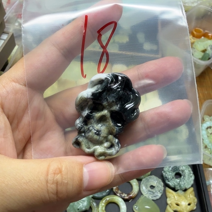 透闪石-蛇纹石玉吊坠未镶嵌