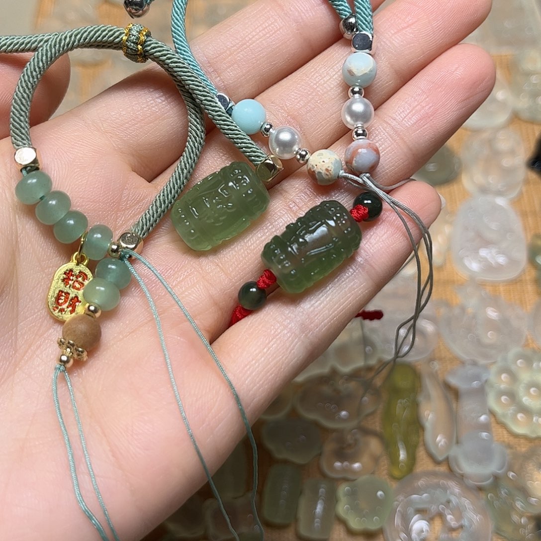 蓝***色岫玉未镶嵌颈饰吊坠