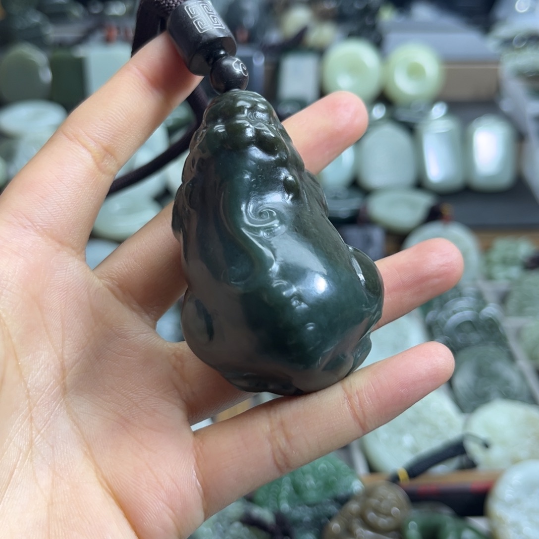 ****椒和田玉未镶嵌颈饰