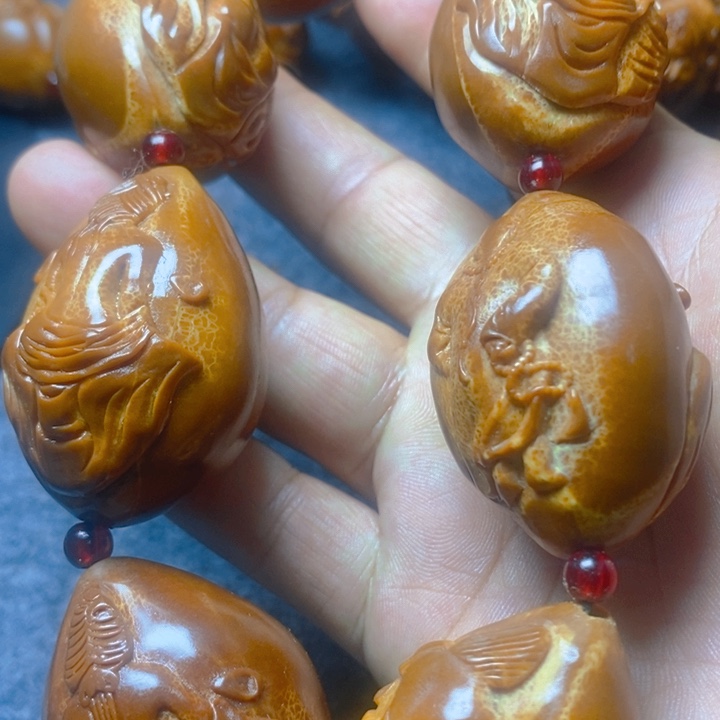 香榧木橄榄核雕刻美背手持