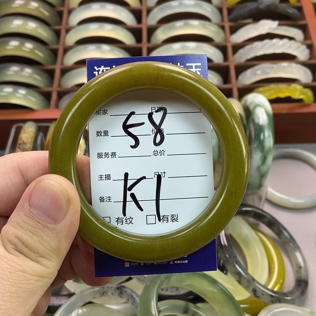 蛇纹石玉手镯未镶嵌牛油果