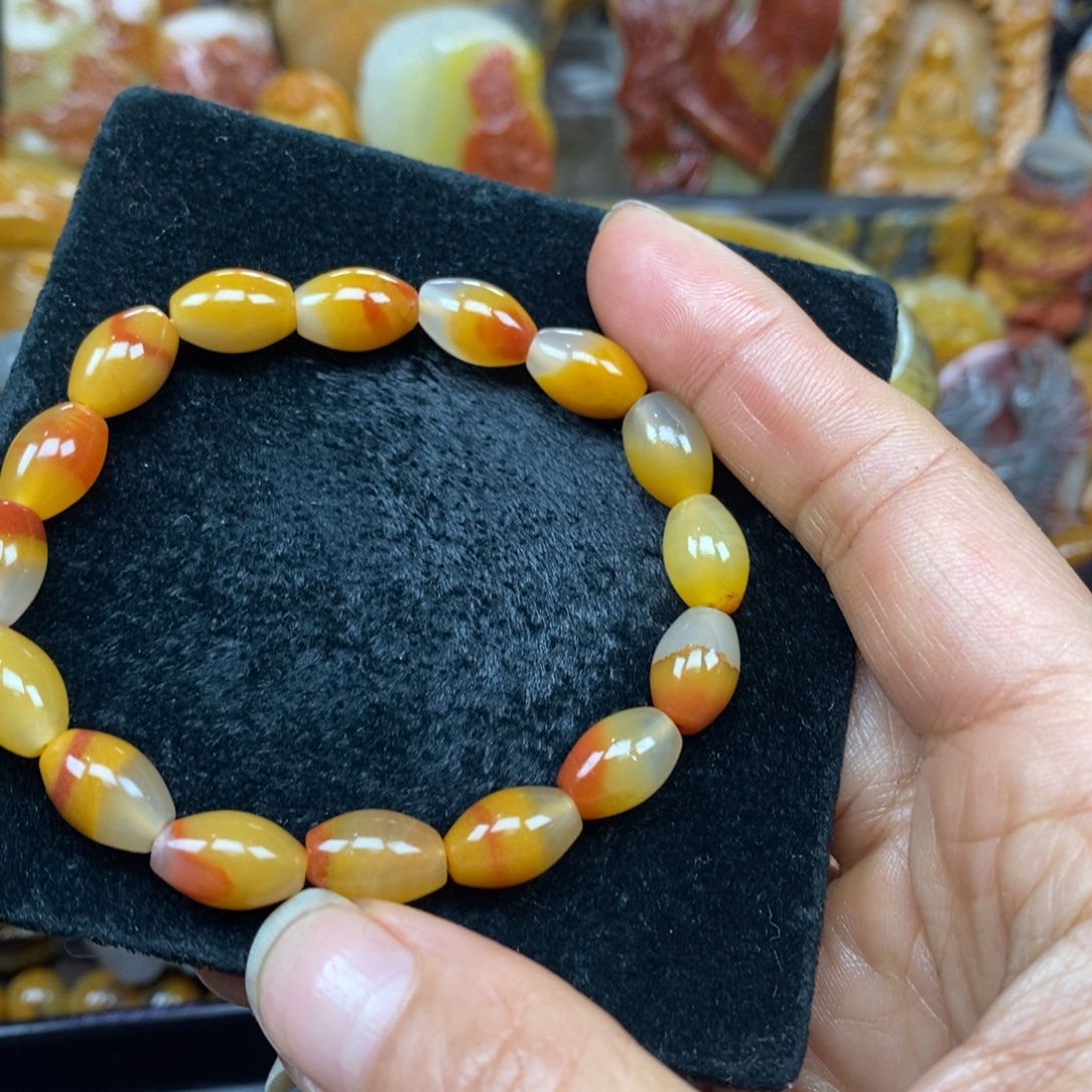 未镶嵌石英质玉（黄龙玉）颈饰