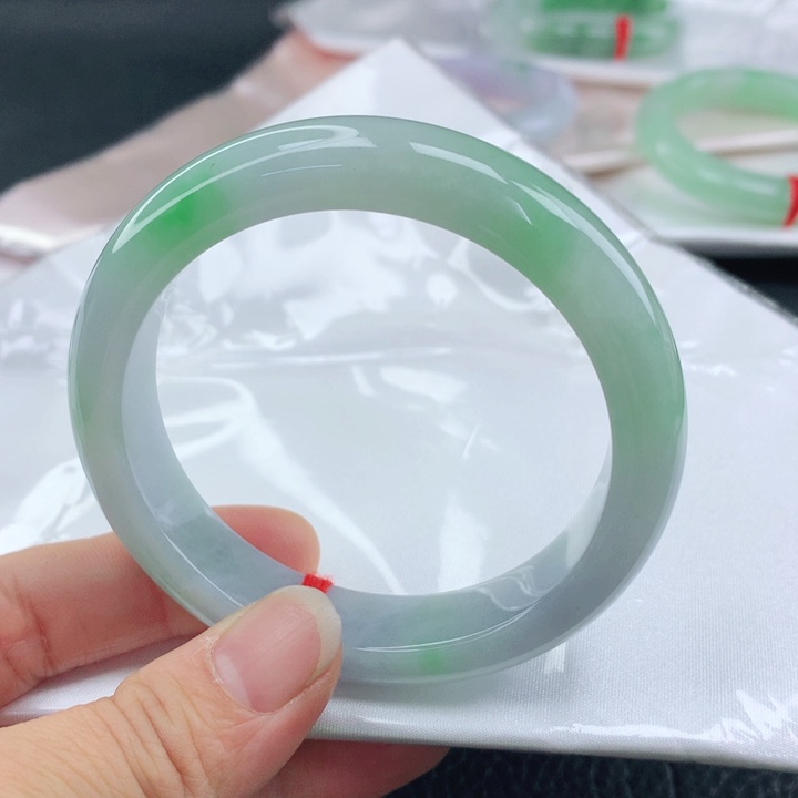 翡翠手镯未镶嵌?****d57飘阳绿翡翠手镯