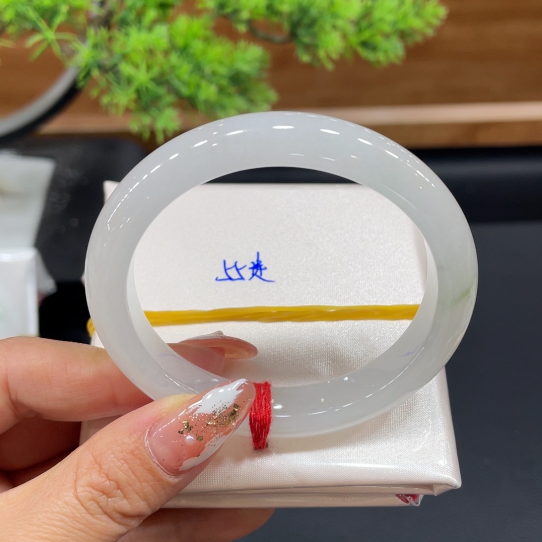 翡翠手镯未镶嵌天然翡翠