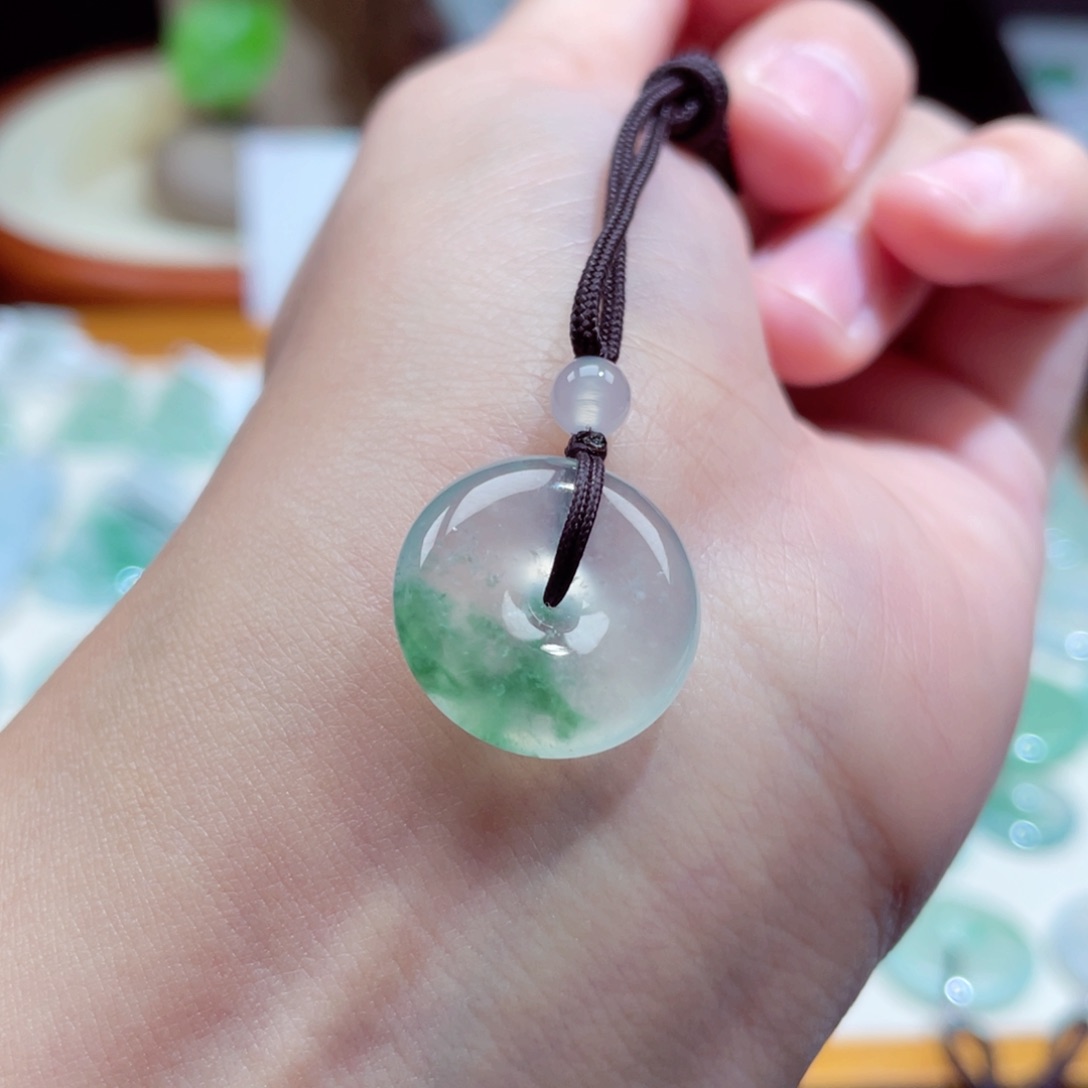 翡翠颈饰未镶嵌扣子