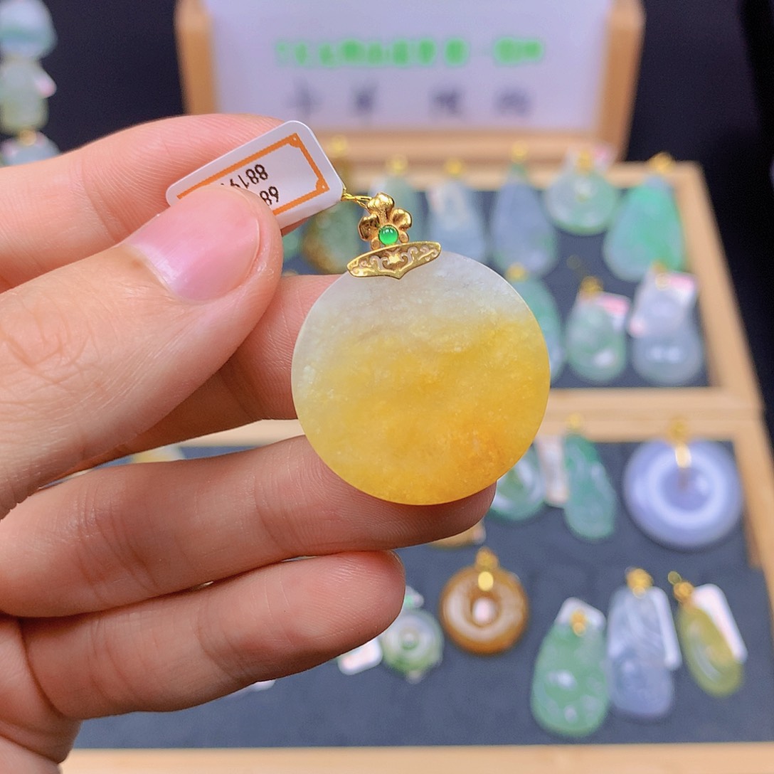 翡翠18K金镶嵌颈饰翡翠