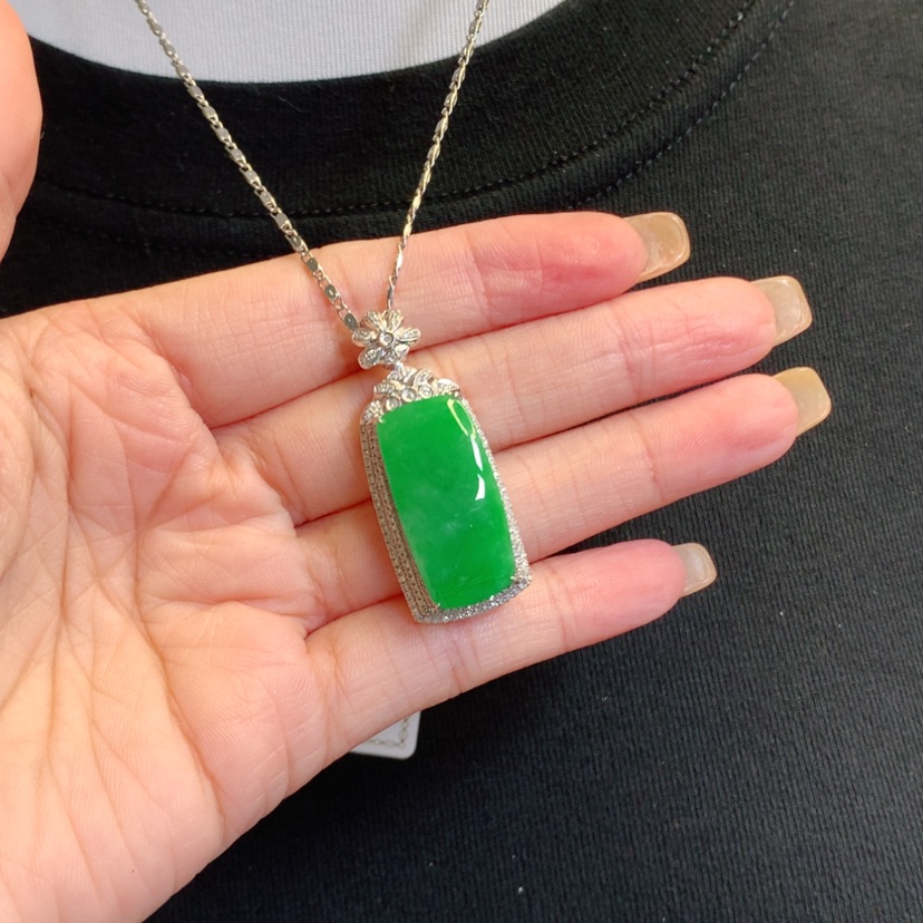 【闪购商品】翡翠18K金镶嵌颈饰马鞍