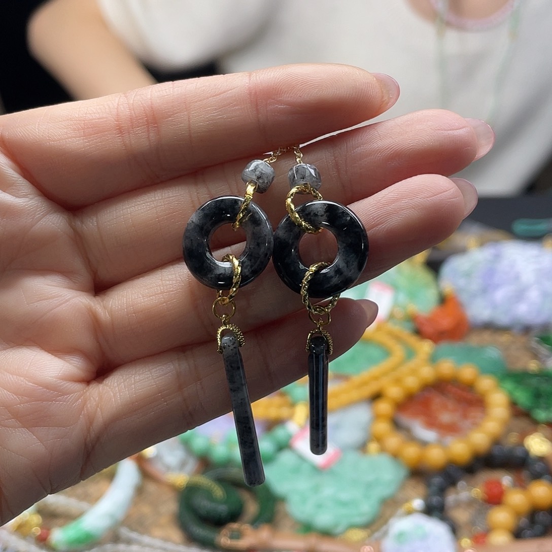 翡翠未镶嵌颈饰待编织