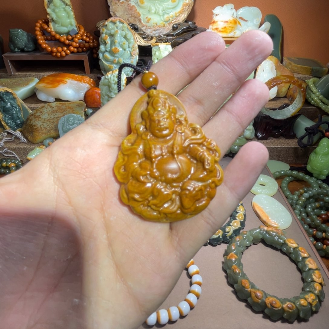 透闪石质玉吊坠 黄财神未镶嵌