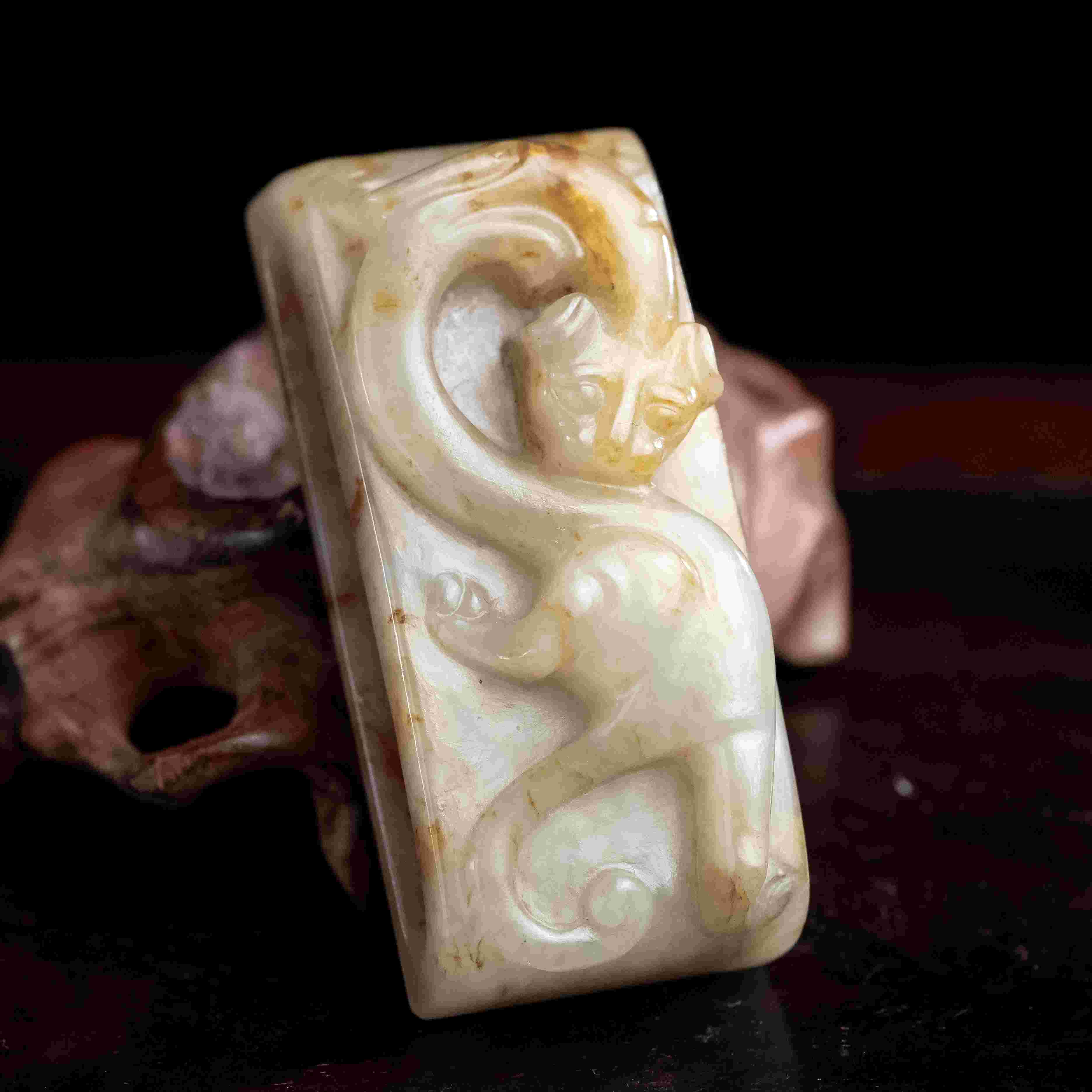 明代和田玉螭龙带穿