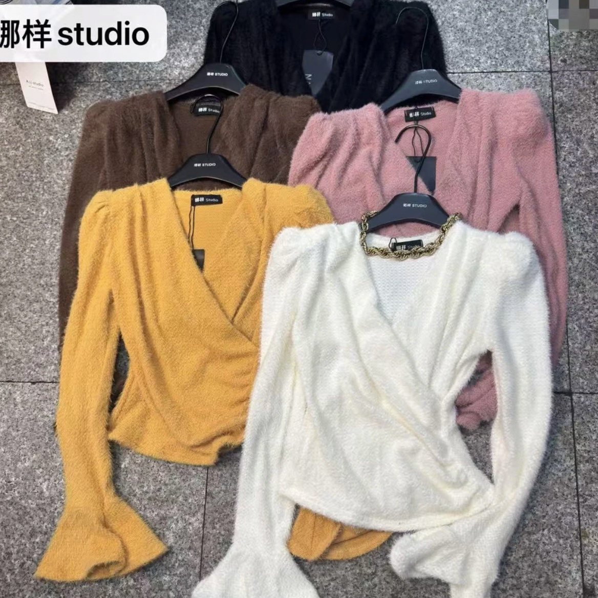 雯雯家 2025秋冬新款交叉V领短款软糯水貂绒泡泡袖显瘦上衣