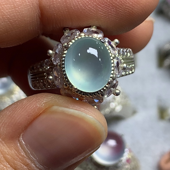 翡翠未镶嵌戒指铜托，卖裸石，需要二次镶嵌