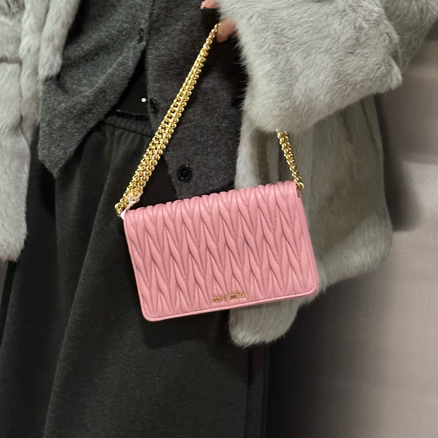 95新 MIU MIU/缪缪 miumiu 樱花粉褶皱翻盖斜挎包K