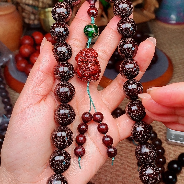 檀香紫檀（小叶紫檀）桃1.5手持