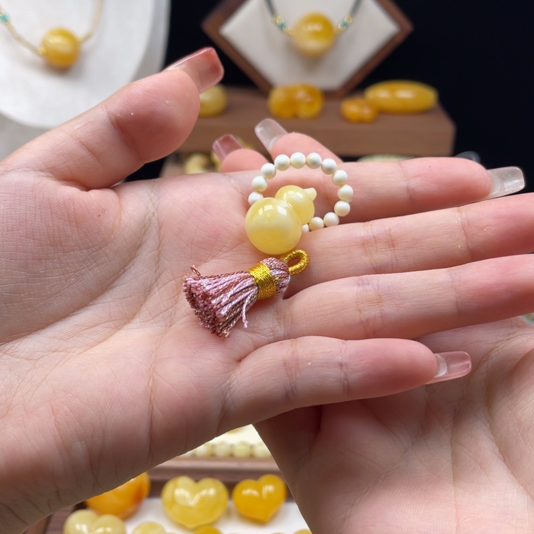 小***莹琥珀未镶嵌珠宝奇石