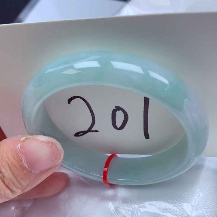 翡翠手镯未镶嵌翡翠