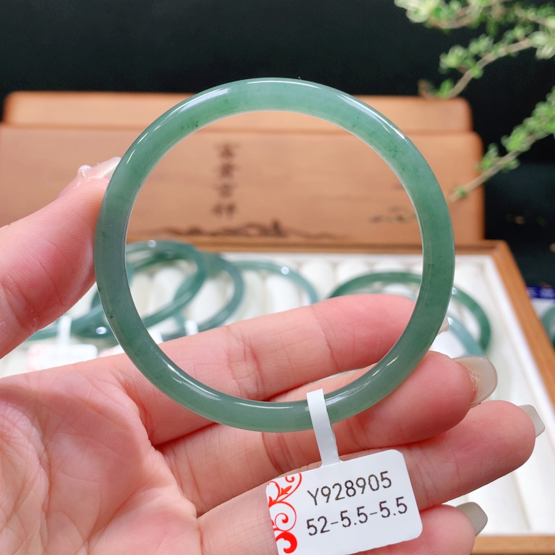 翡翠手镯未镶嵌天然