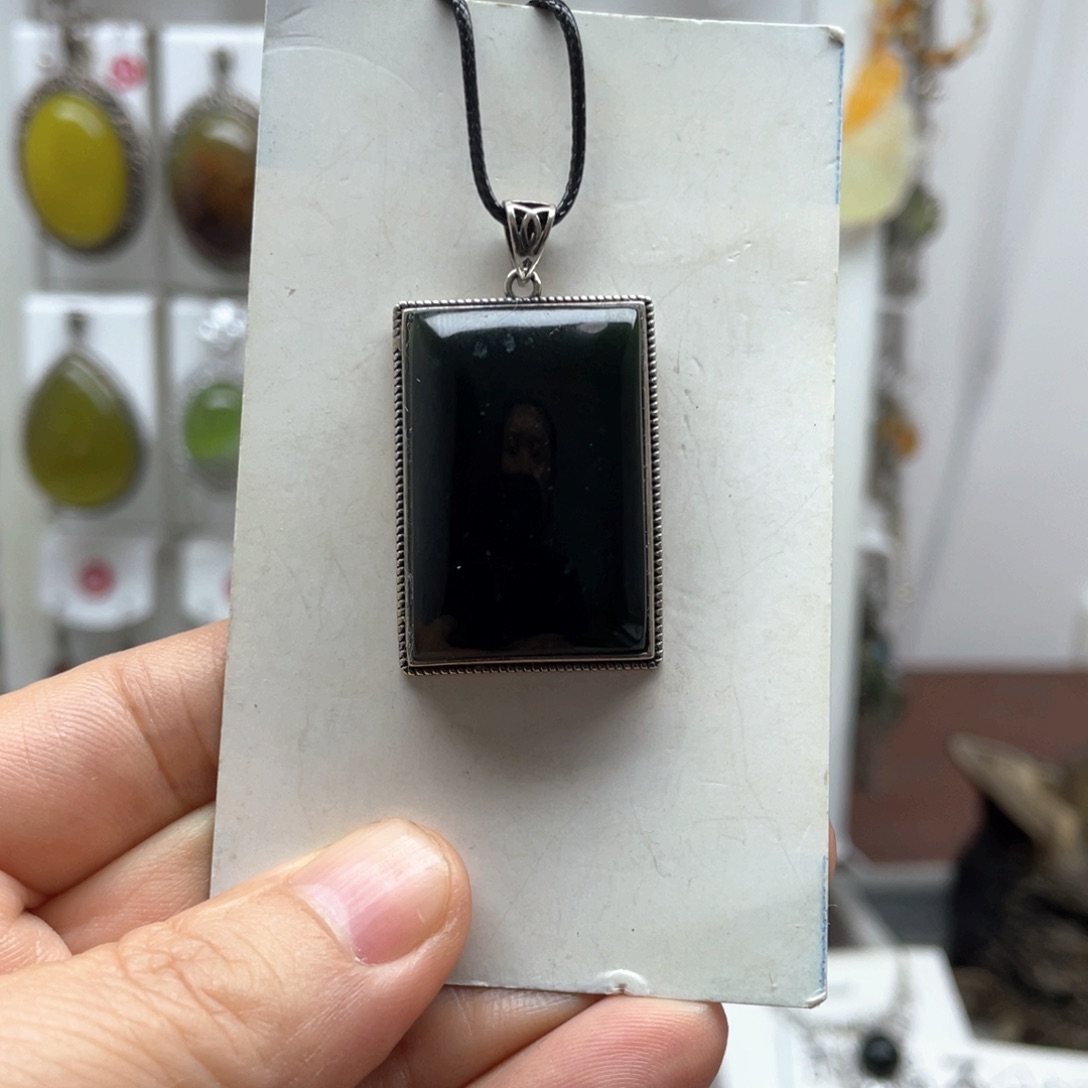 知***英未镶嵌蛇纹石玉吊坠