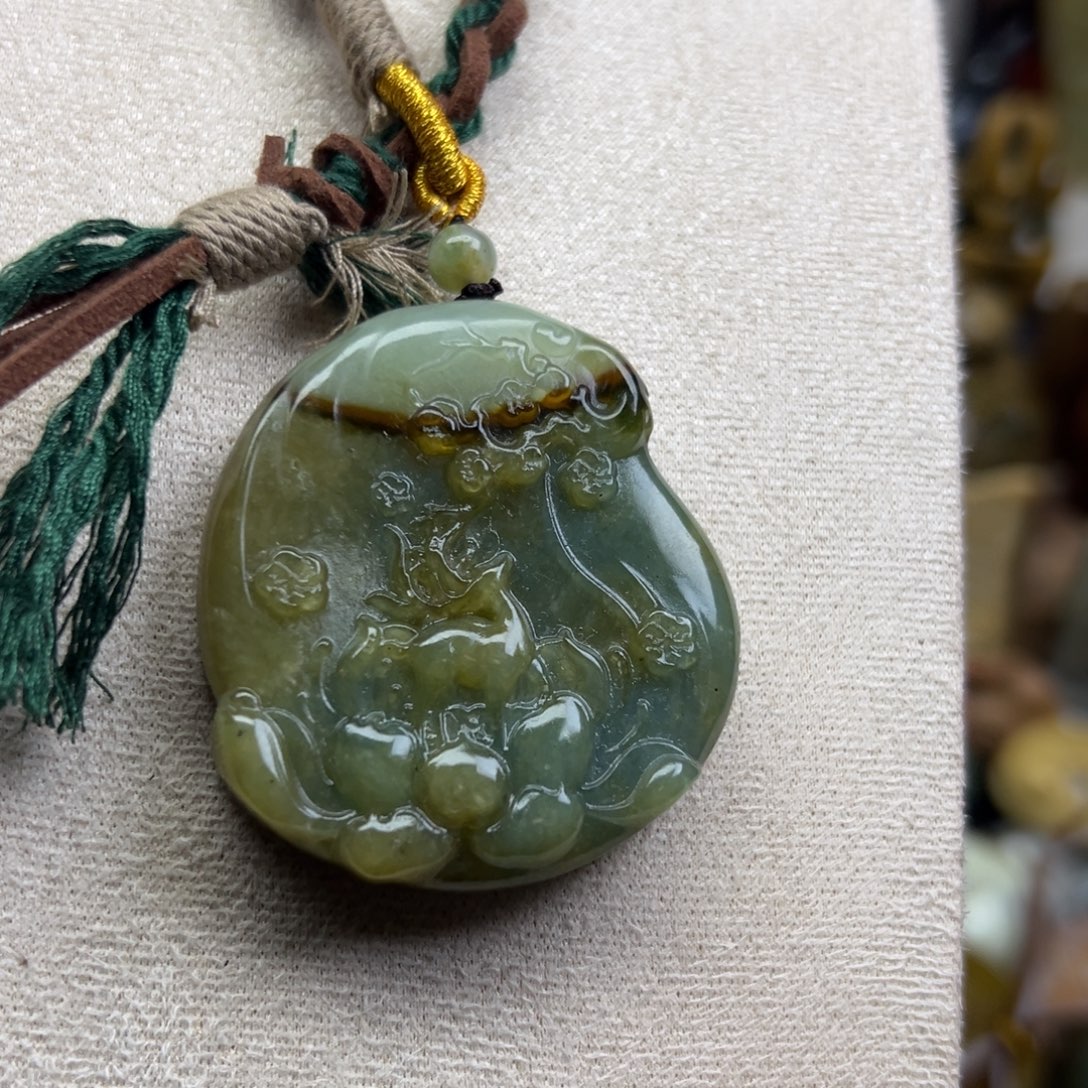 岫玉未镶嵌颈饰玉石王花玉小鹿