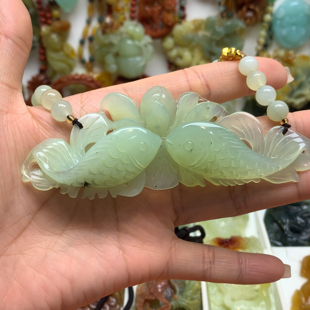 蛇纹石玉颈饰未镶嵌