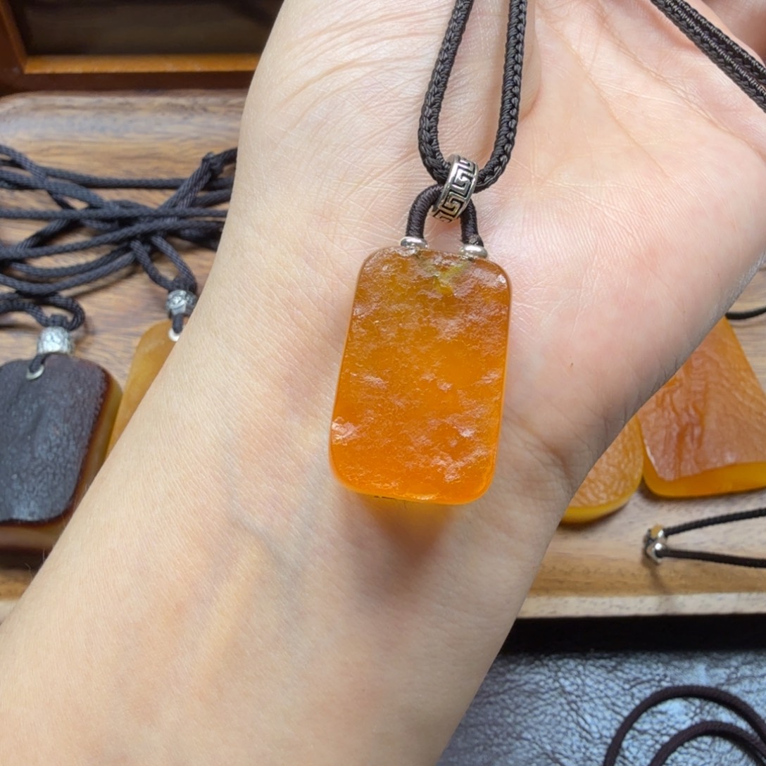 未镶嵌吊坠(赠链)琥珀