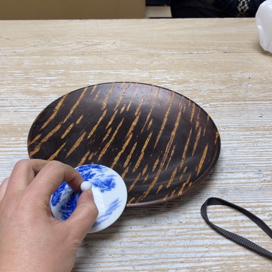 瓷片r****3密密麻麻地排列着一个