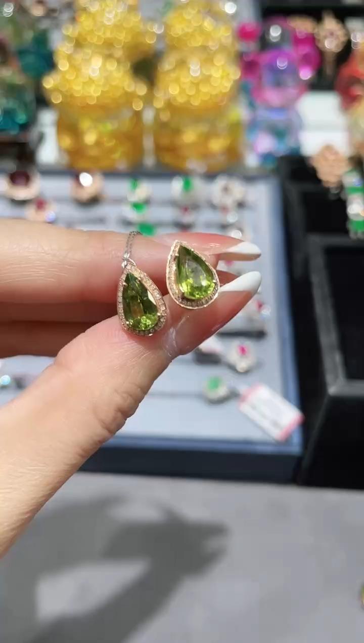 18K金镶嵌碧玺耳饰