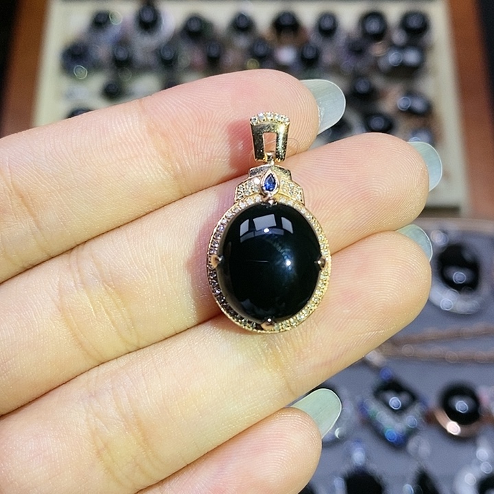 颈饰18K金镶嵌翡翠蛋面