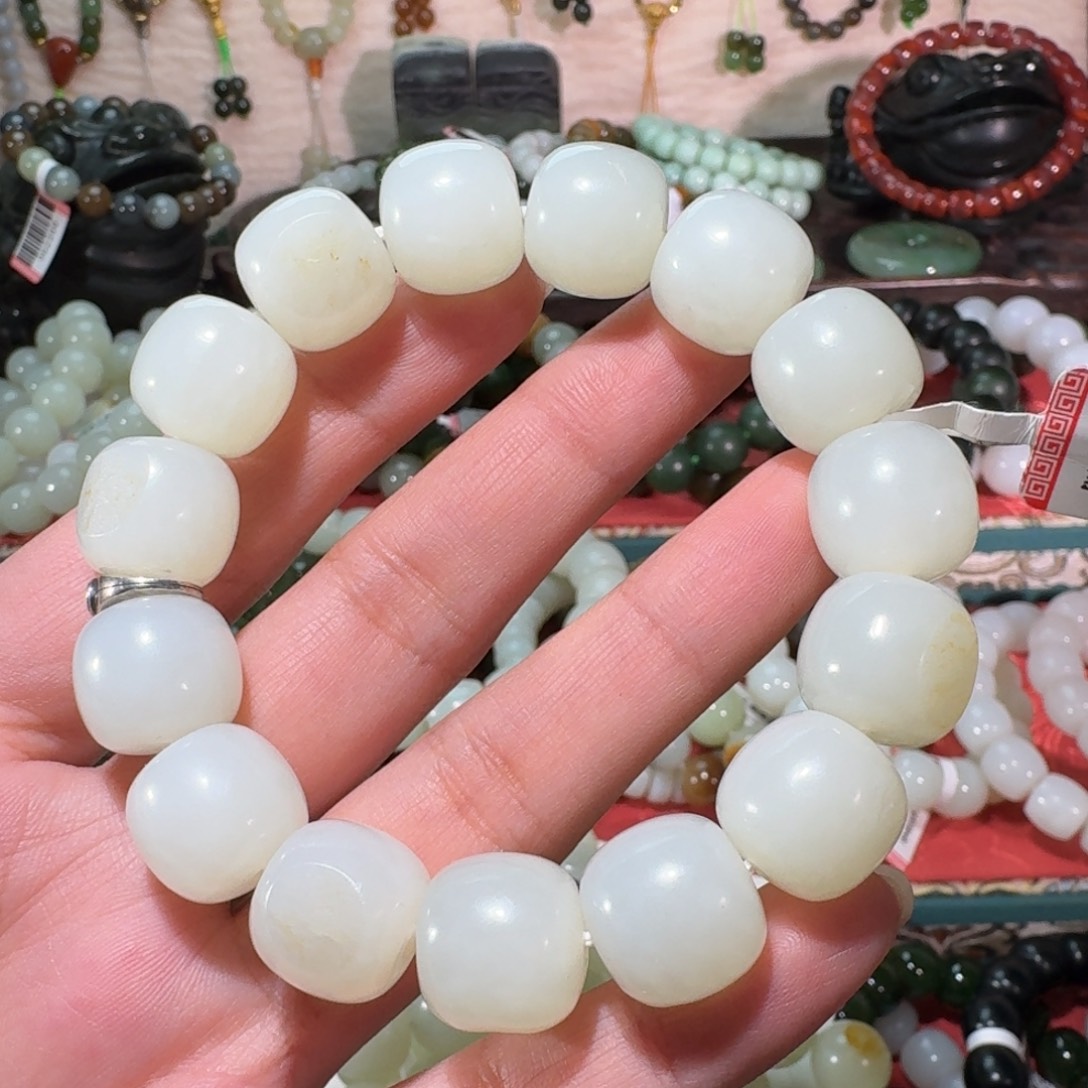 奈***奈和田玉未镶嵌手链