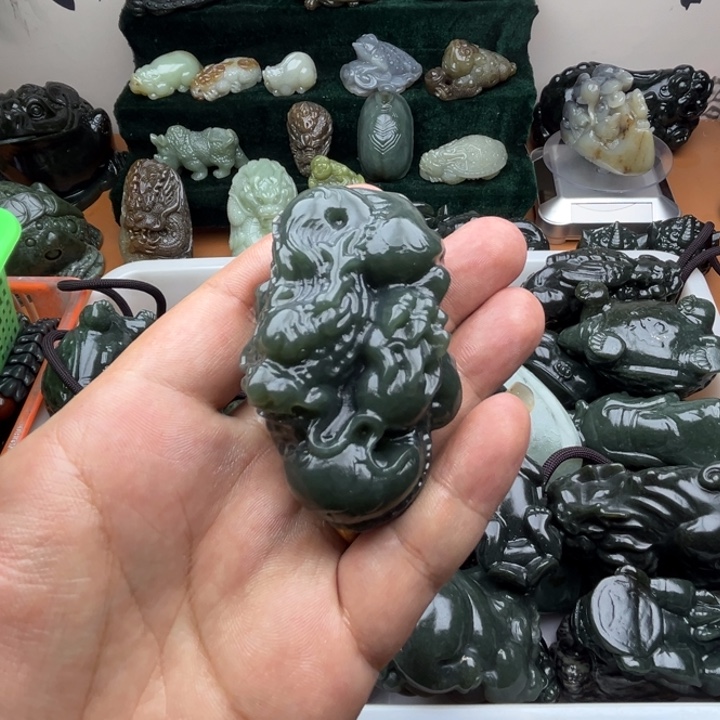 和田玉未镶嵌把件