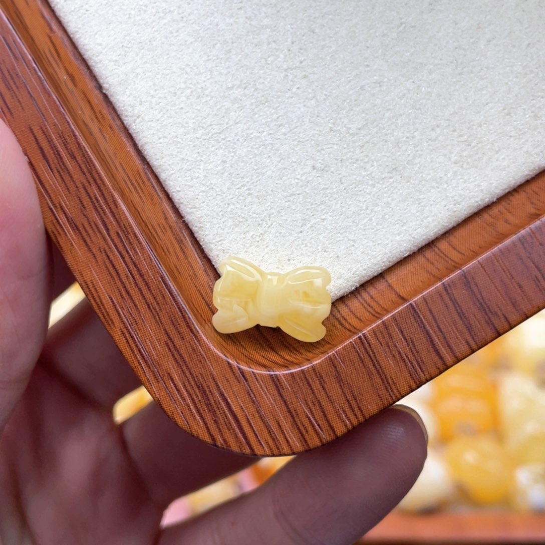 琥珀裸石未镶嵌蜜蜡