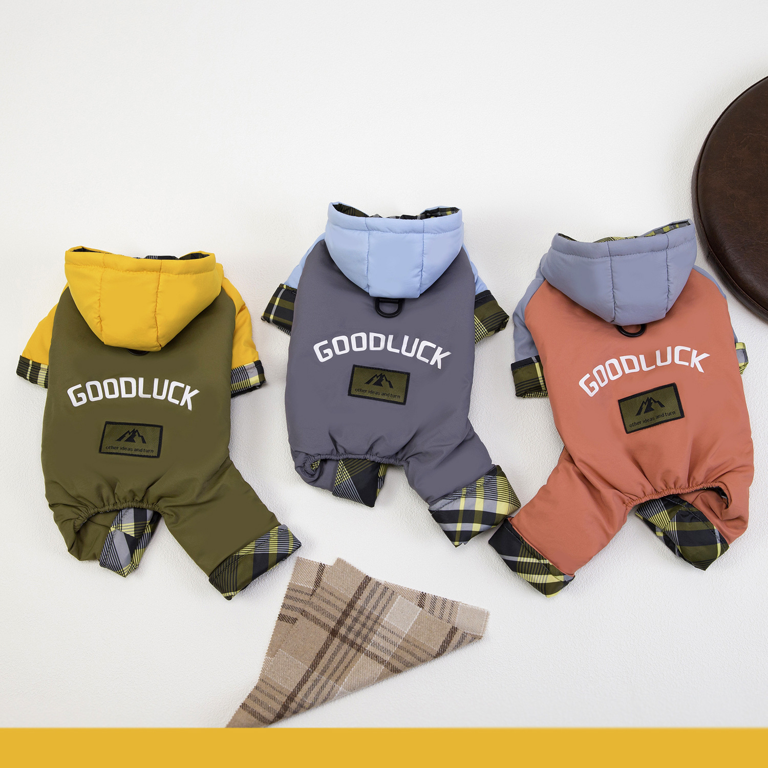 狗狗衣服秋冬新款服装泰迪宠物衣服冬季加厚25带帽三色四腿棉衣