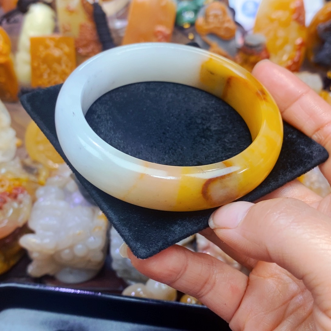未镶嵌石英质玉（黄龙玉）颈饰