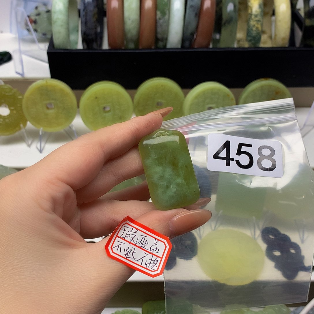 蛇纹石玉颈饰未镶嵌