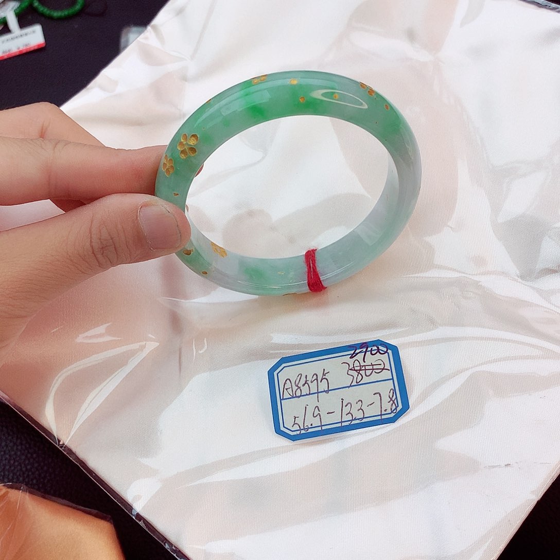 翡翠手镯未镶嵌翡翠