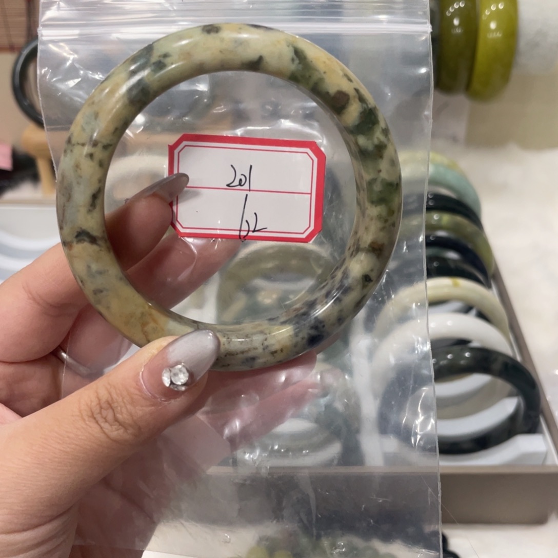蛇纹石玉手镯未镶嵌