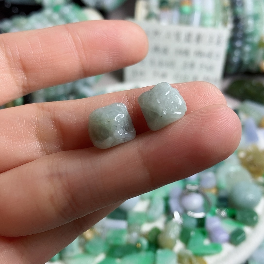 翡翠颈饰未镶嵌醒狮头一对